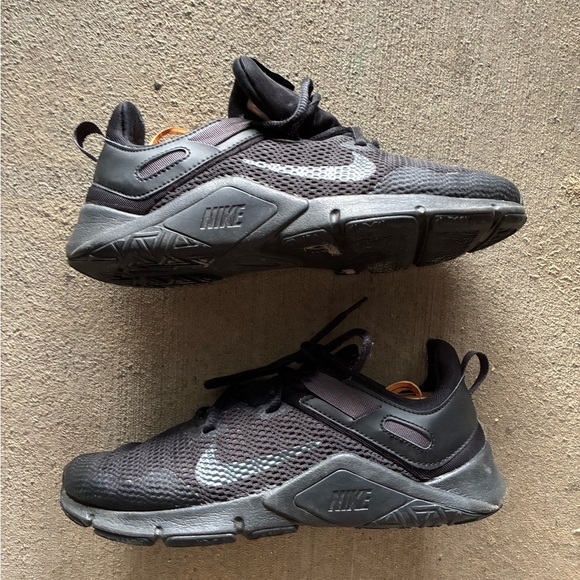 Nike shoes - Picture 2 of 5